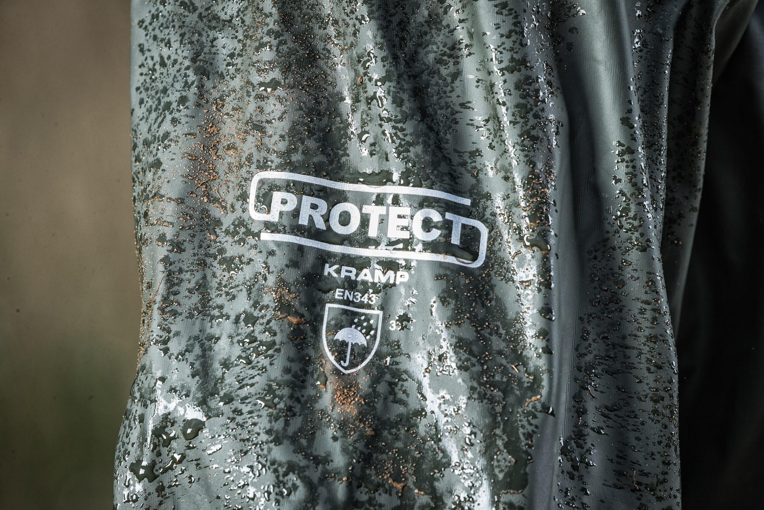 ¿Qué Categorías de Ropa Impermeable Existen? Guía Práctica