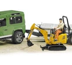 Land Rover con remolque y excavadora