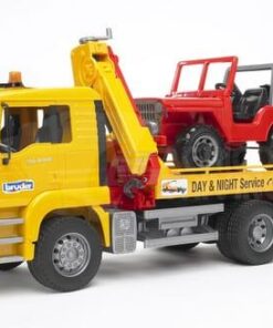 Camión grúa MAN con coche todoterreno