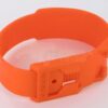 Brazalete de plástico naranja