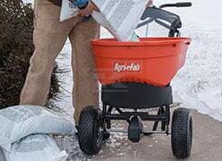 Salt / fertiliser spreader push model 60kg