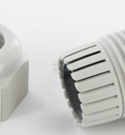 Racor cables plástico M32