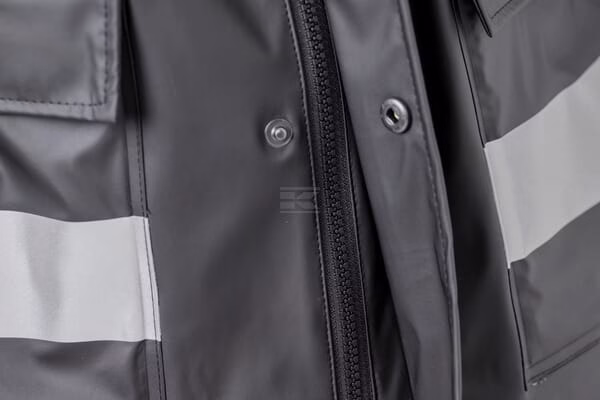 Chubasquero negro talla 50 (M)