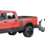Camioneta RAM Power Wagon con remolque caballos