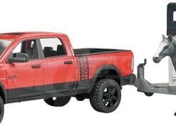 Camioneta RAM Power Wagon con remolque caballos