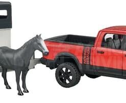 Camioneta RAM Power Wagon con remolque caballos