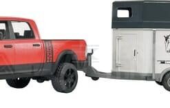 Camioneta RAM Power Wagon con remolque caballos