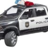 Coche de policía RAM 2500 con policía