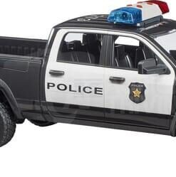 Coche de policía RAM 2500 con policía