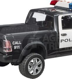 Coche de policía RAM 2500 con policía