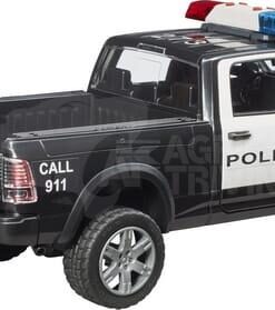 Coche de policía RAM 2500 con policía