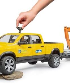 RAM con trailer y excavadora