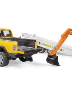 RAM con trailer y excavadora