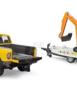 RAM con trailer y excavadora