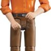 Hombre con pantalones marrones
