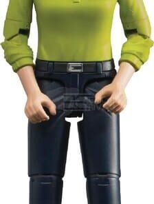 Mujer con pantalones oscuros