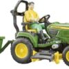 Tractor cortacésped John Deere con remolque y jardinero