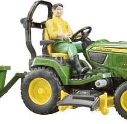 Tractor cortacésped John Deere con remolque y jardinero