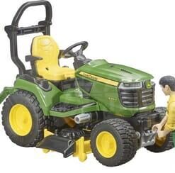 Tractor cortacésped John Deere con remolque y jardinero