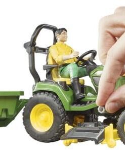 Tractor cortacésped John Deere con remolque y jardinero