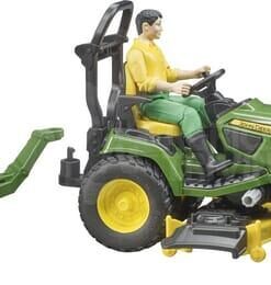 Tractor cortacésped John Deere con remolque y jardinero