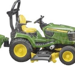 Tractor cortacésped John Deere con remolque y jardinero