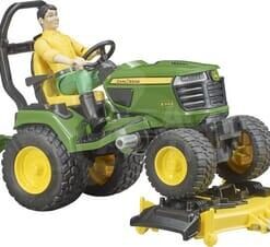 Tractor cortacésped John Deere con remolque y jardinero