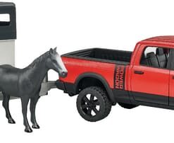 Camioneta RAM Power Wagon con remolque caballos