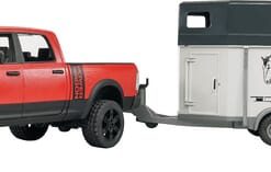 Camioneta RAM Power Wagon con remolque caballos