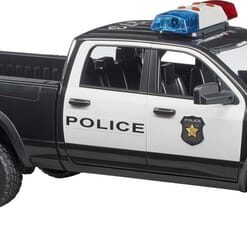 Coche de policía RAM 2500 con policía