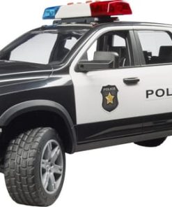 Coche de policía RAM 2500 con policía