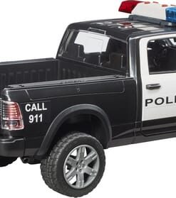 Coche de policía RAM 2500 con policía
