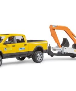 RAM con trailer y excavadora