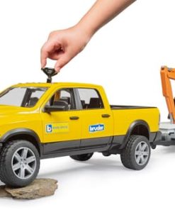 RAM con trailer y excavadora
