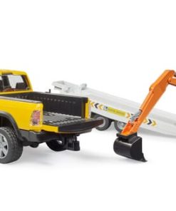 RAM con trailer y excavadora