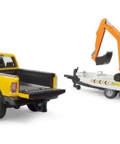 RAM con trailer y excavadora