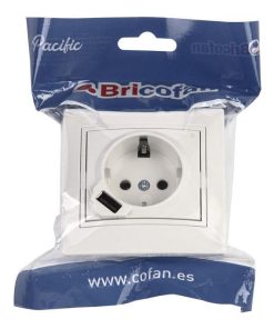 Alternative view of BASE ENCHUFE USB MONOBLOC MODELO PACIFIC 2P+T CON OBTURADOR 16A 250V 2.1A 5V